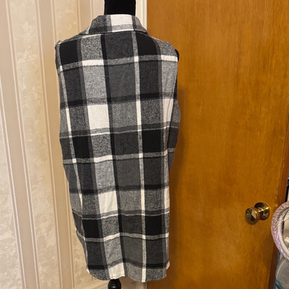 Stylish Black and Gray Plaid Sleeveless Vest - Picture 3 of 7